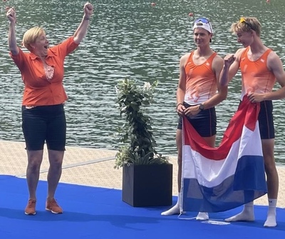 KNRB-vooritter reikt prijs uit Coupe 2026